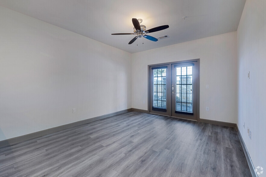 1BR, 1BA - 685SF - Living Room/Dining Room - ELEVATE Spring Crossing