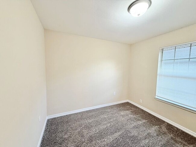 Building Photo - 5994 Autumn Pines Cir