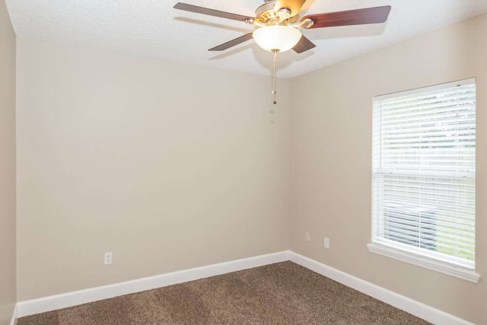 Building Photo - 1824 Creekview Dr