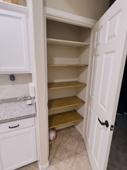 Building Photo - 3731 E Mitchell Dr