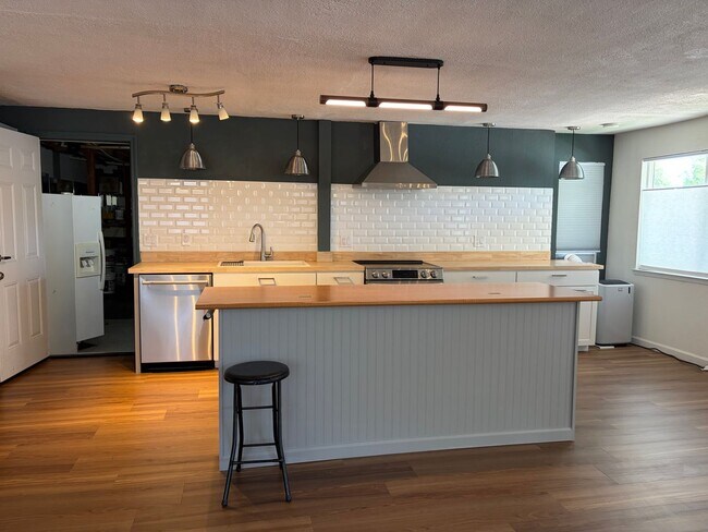 Building Photo - 210 Rawhide Way