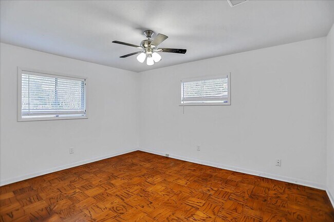 Building Photo - 4221/4223 Hawthorne Court