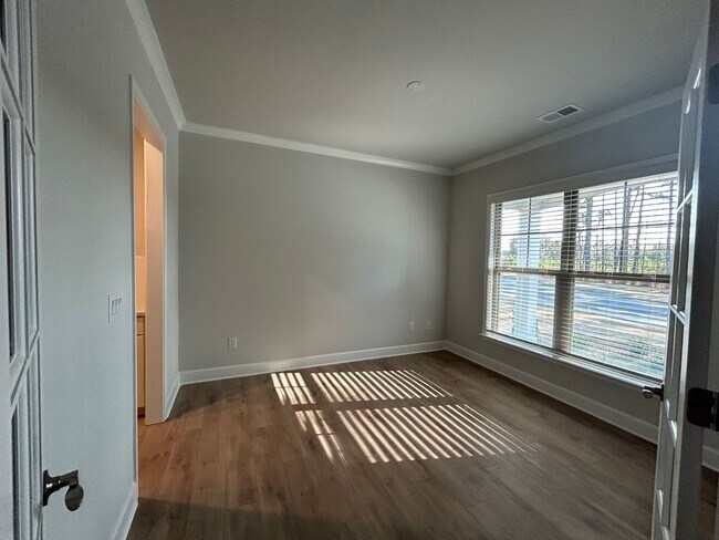 Building Photo - 450 Bandon Wy