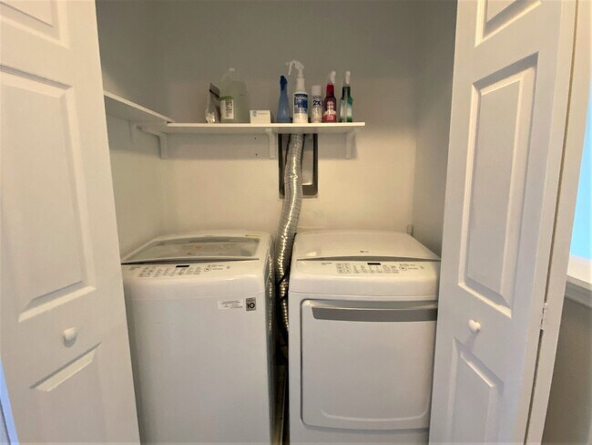 Building Photo - Gorgeous End Unit Townhome in Grande Champions!