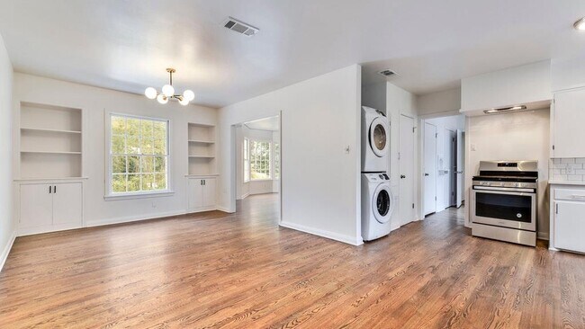Building Photo - 2801 Perry Ln