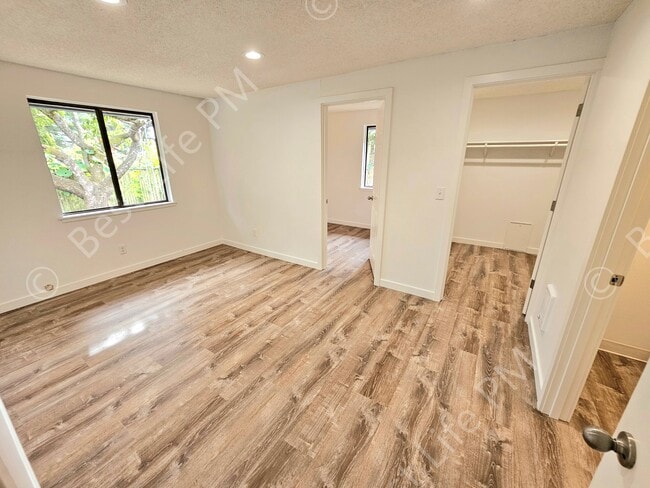 Building Photo - 2112 NE 33rd St