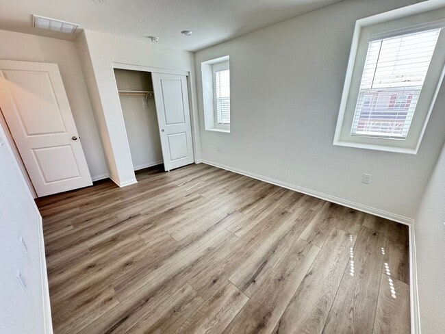 Building Photo - For Lease | Spacious 4-Bed + Den & Loft | ...