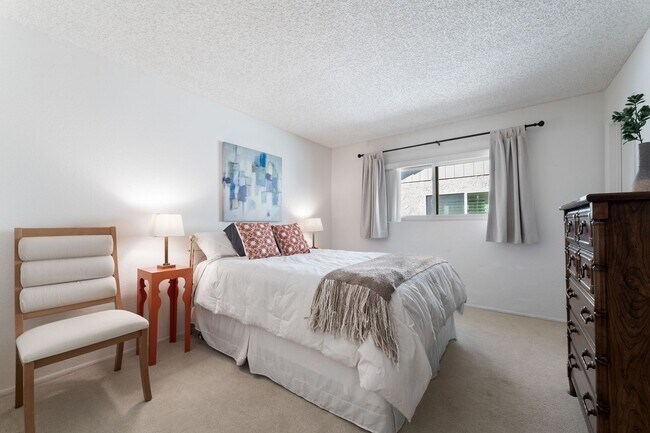 Building Photo - Welcome to this updated & spacious Golf Course Home in Leisure World a 45+ Active Adult Resort Co...