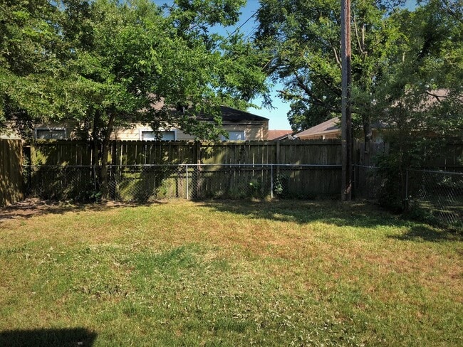 Building Photo - 612SB