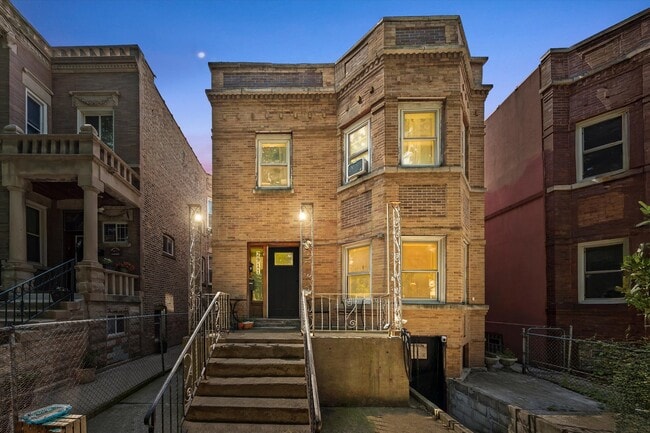 Primary Photo - 2911 W Belden Ave