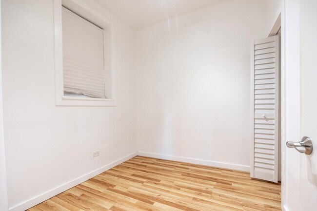 Building Photo - 1037 W Polk St