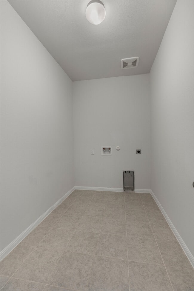 Building Photo - 466 Spinnaker Loop