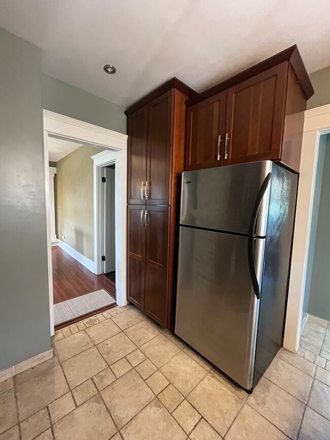 Building Photo - House: 2 Bedroom with Den , 2 Bath and pri...
