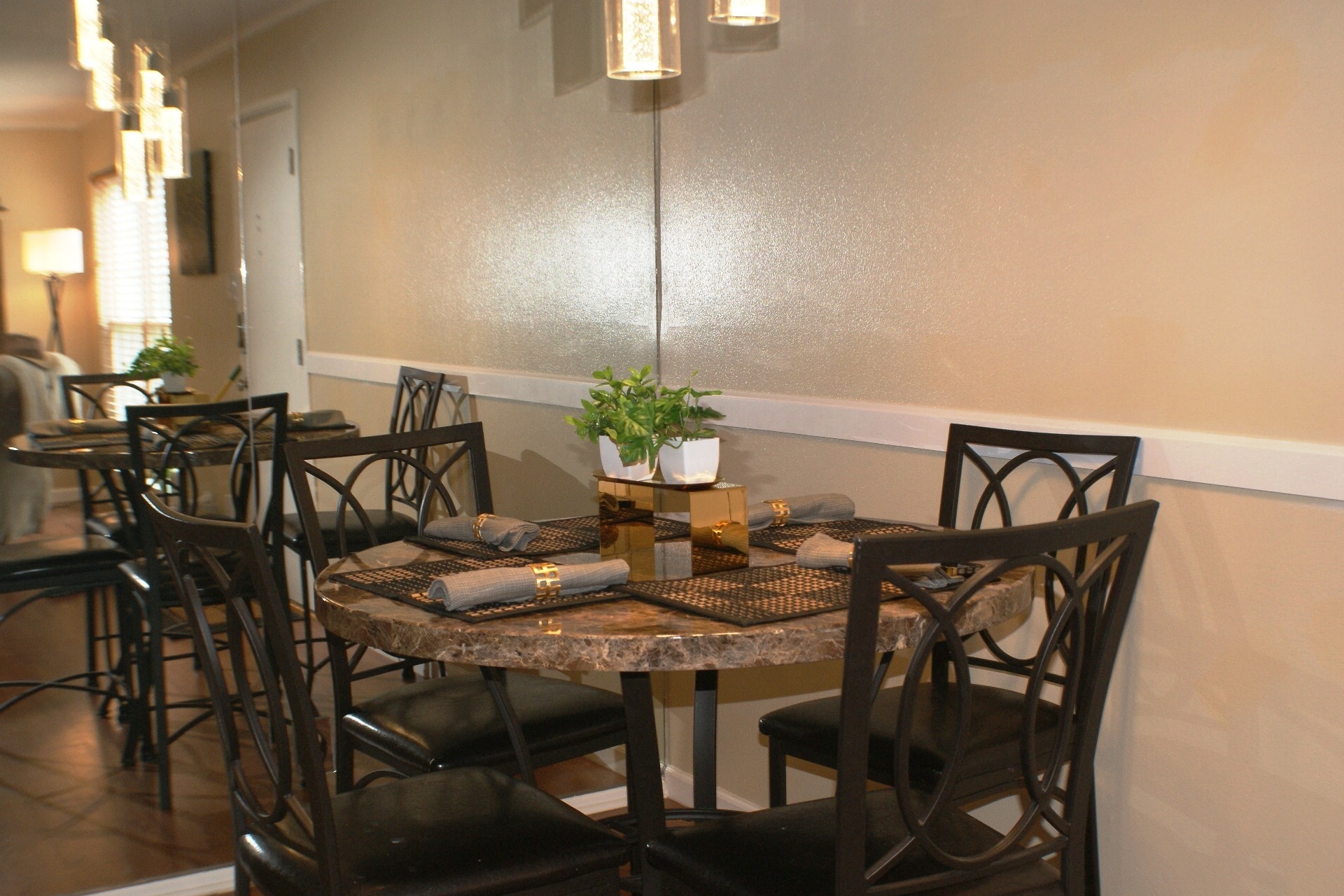 Building Photo - 8702 Village Dr