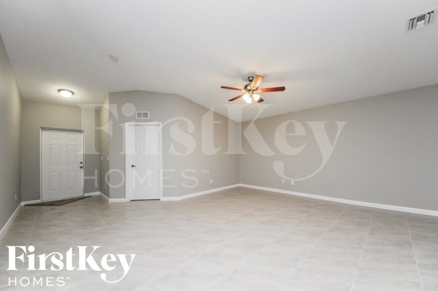Building Photo - 797 SW Hillsboro Cir
