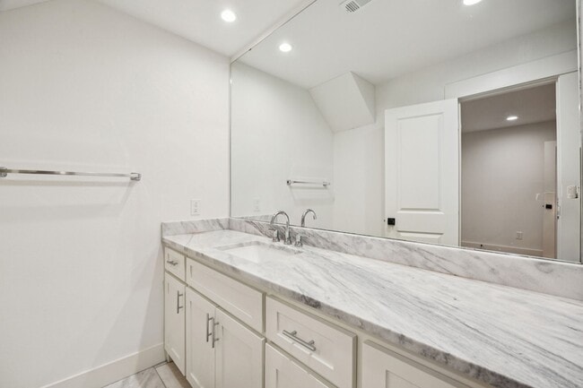 Building Photo - 5816 Orchid Ln