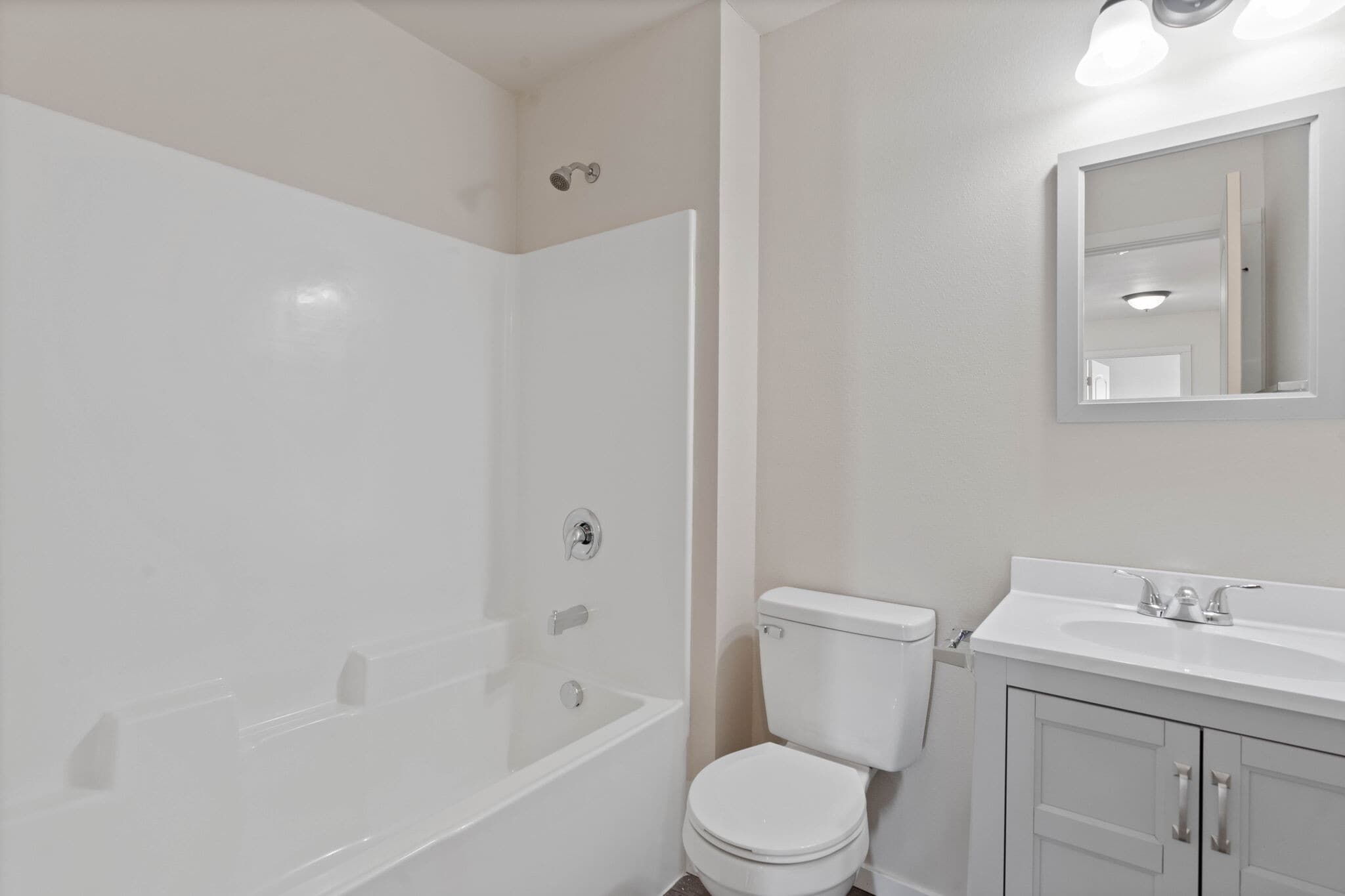 upstairs full bath - 9109 W Winona Rd