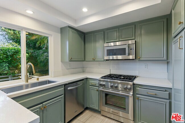Building Photo - 6515 Dume Dr