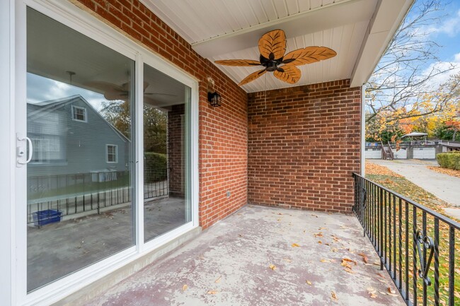 Building Photo - Welcome to this charming two-bedroom in Ho...