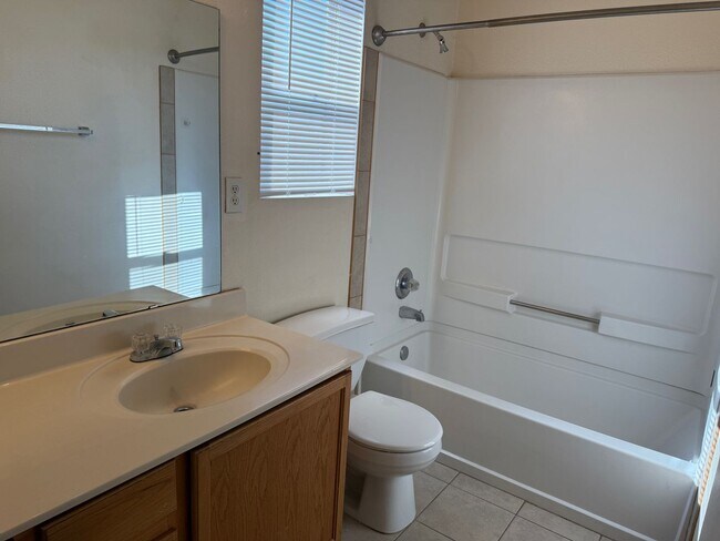 Building Photo - 4 Br, 2.5 Bath, loft upstairs, landscaped ...