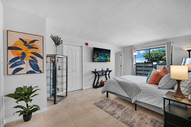 Building Photo - 1334 Collins Ave