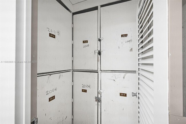 Building Photo - 20335 W Country Club Dr