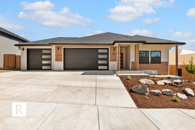 Building Photo - Exquisite 3 Bed / 2.5 Bath Home near the Eagle Point Golf Course!