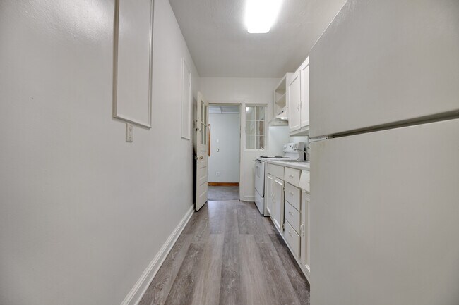 Building Photo - 1221 Raum St NE