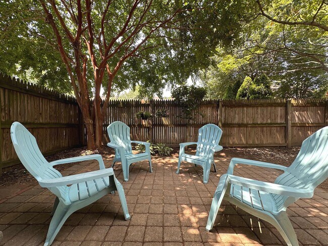 Building Photo - 411 Hampton Ct