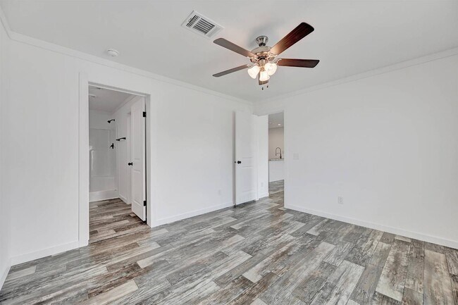 Building Photo - 2563 Skyview St