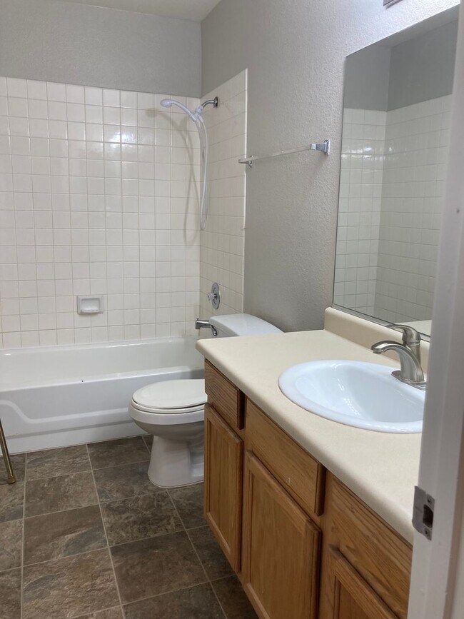 Building Photo - 3 bedroom 2 bath 2 car garage