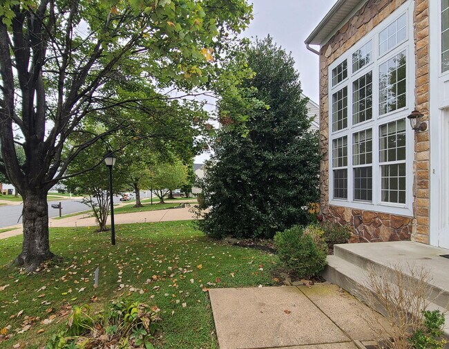 Building Photo - Gorgeous 6 BR Home, Convenient to Quantico & Commuting