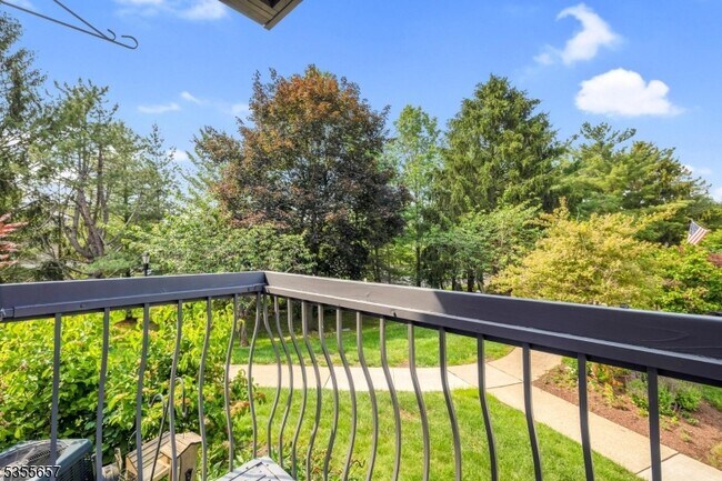 Building Photo - 8 Delbarton Ct