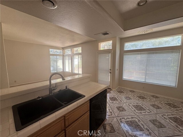 Building Photo - 2121 Sun Ridge Dr