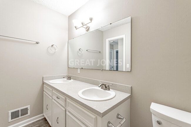 Building Photo - Charming 3 bedroom home in Columubia!