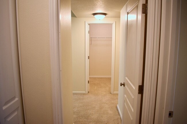 Building Photo - Beautiful Beaverton Townhouse