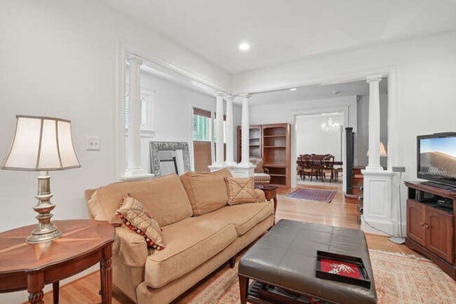 Building Photo - Cleveland Park 4 Bedroom plus den, 3.5 Bath