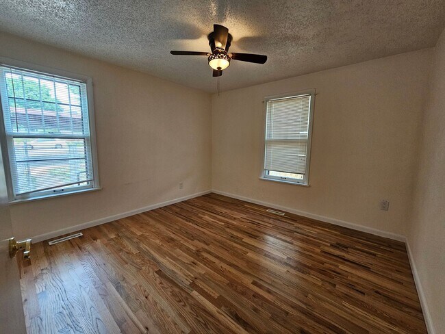 Building Photo - 3 Bed 1 Bath Charming Westside Retreat!!