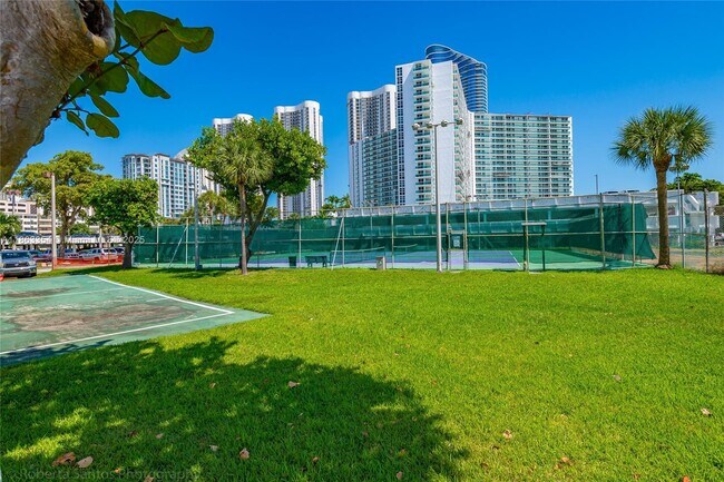 Building Photo - 500 Bayview Dr