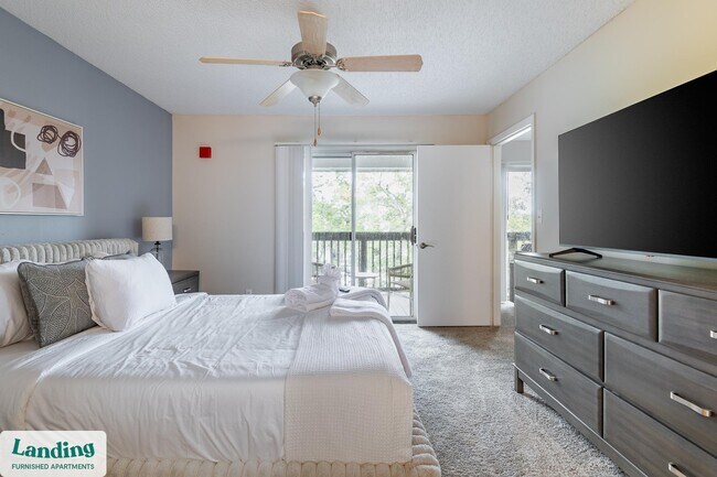 Building Photo - 1000 Palm Pl Dr NE