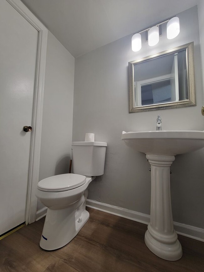 Building Photo - 4 bedroom 2.5 bathroom townhouse