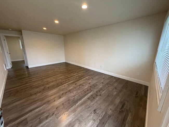 Building Photo - 211