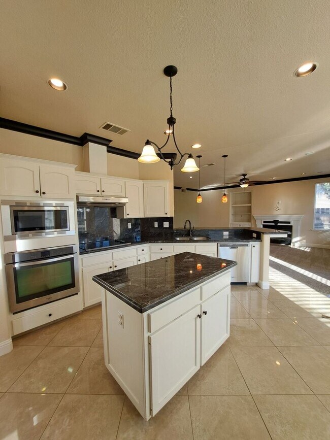 Building Photo - PRICE REDUCE TO $3450 & MOVE IN SPECIAL $450 OFF THE 1ST MONTH'S RENT – Spacious 5-Bedroom Fresno...