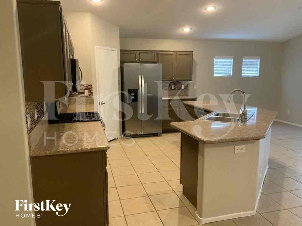 Building Photo - 2209 Meadow Green Ave