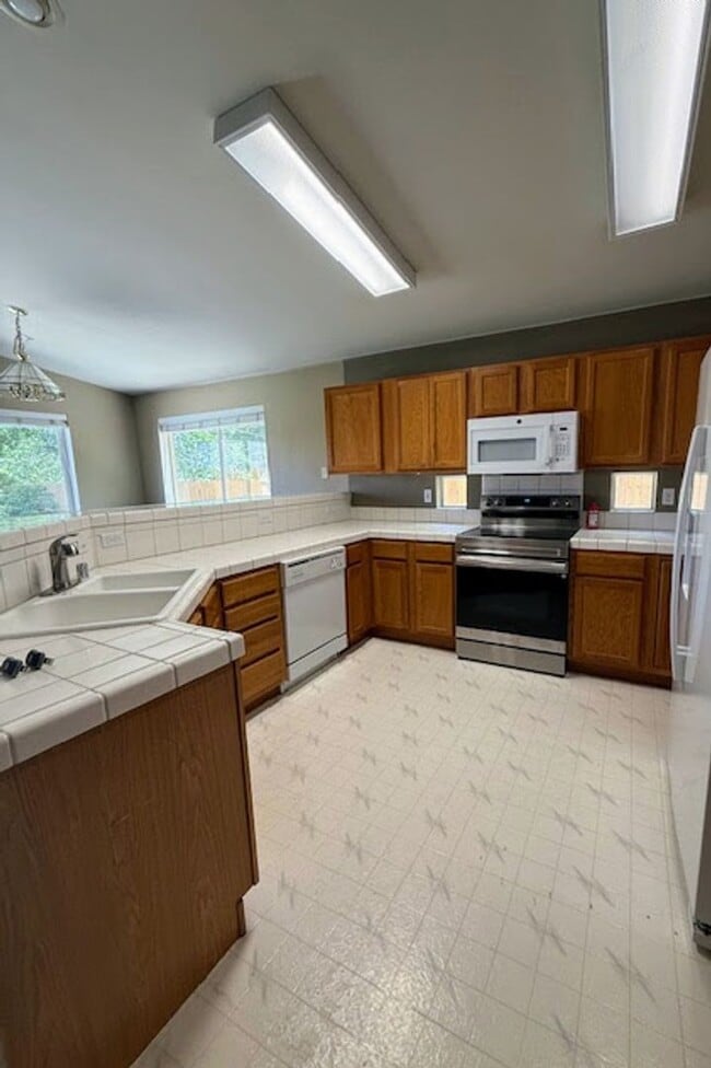 Building Photo - beautiful carson home with amazing yard an...