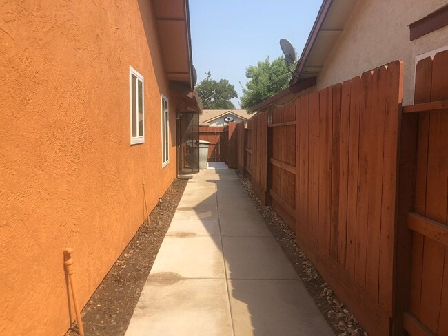 Building Photo - 1213 Chetwood Dr