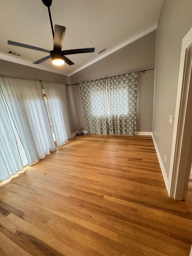 Building Photo - Eclectic Portland Home with Modern Touches...