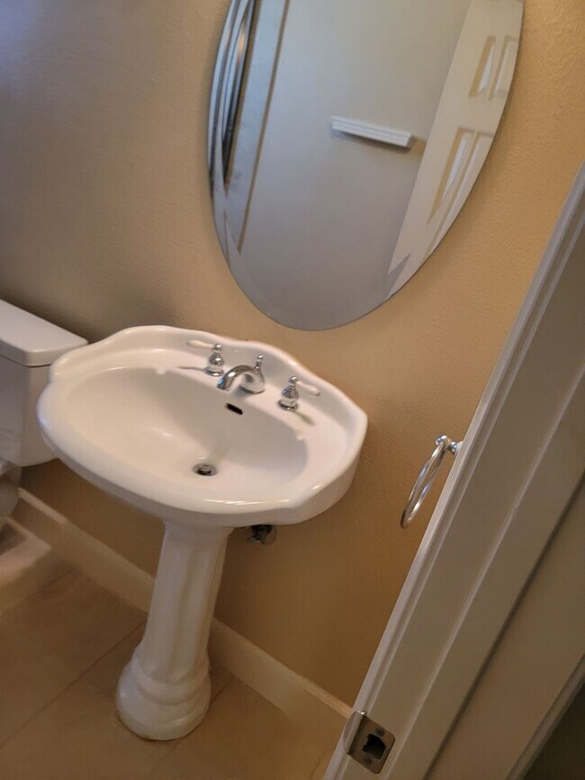 Building Photo - 2 BD/2 BATH