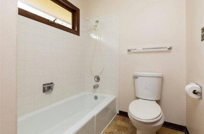 upstairs bathroom tub and shower - 810 NW School St