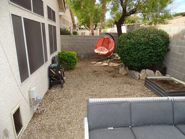 Building Photo - Beautiful One Story 2 Bedroom Townhome Wit...